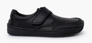 colegial-barefoot-nino-negro