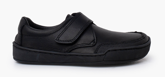 colegial-barefoot-nino-negro